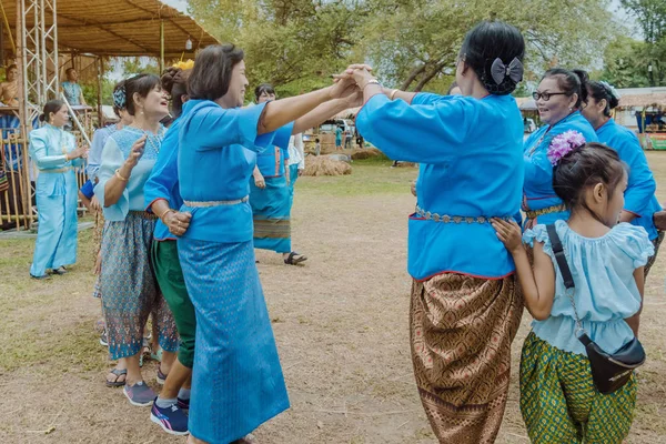 Kanchanaburi, Tayland - 12 Ağustos : Tay kültürleri çizgide son bir yakalamaya çalışarak 