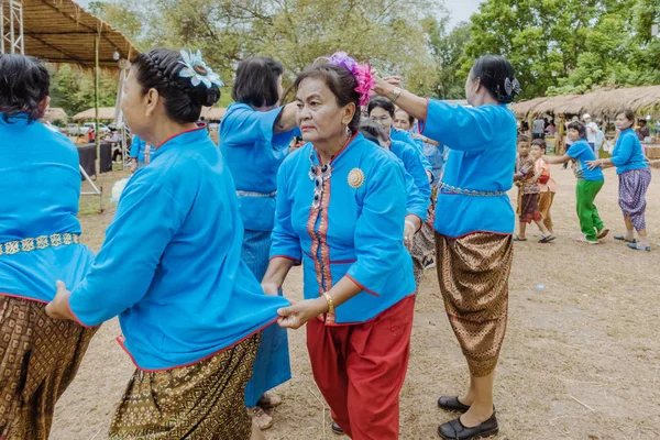 Kanchanaburi, Tayland - 12 Ağustos : Tay kültürleri çizgide son bir yakalamaya çalışarak 