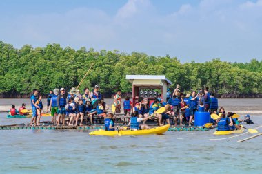 Chanthaburi, Tayland: 15 Nisan 2019 Tanımlanamayan turistler sallarda ve denizde kanoyla dinlenebilir