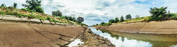 Canal de riego en muro de hormigón Enviar agua desde el embalse a la zona agrícola del agricultor — Foto de Stock