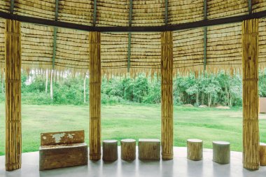 Birçok bambu ciltleri dinlenme yazlık için kutup olarak kullanılmak üzere kenevir halatları ile birlikte bağlanır