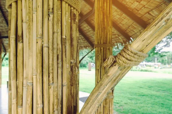 Birçok bambu ciltleri dinlenme yazlık için kutup olarak kullanılmak üzere kenevir halatları ile birlikte bağlanır