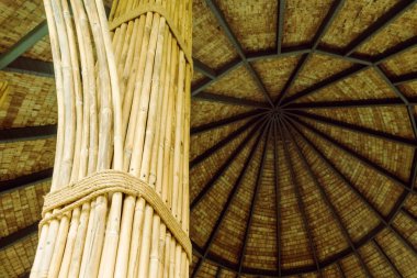 Birçok bambu ciltleri dinlenme yazlık için kutup olarak kullanılmak üzere kenevir halatları ile birlikte bağlanır.