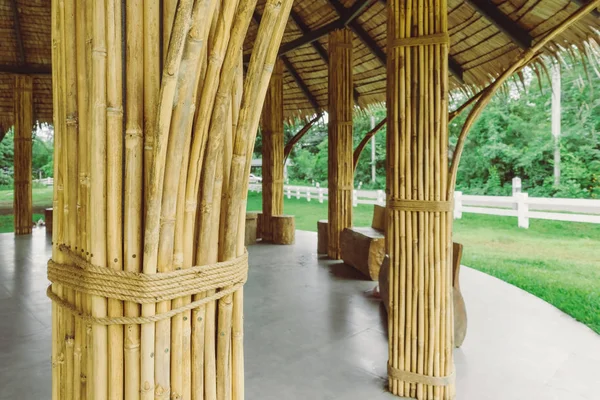 Birçok bambu ciltleri dinlenme yazlık için kutup olarak kullanılmak üzere kenevir halatları ile birlikte bağlanır.