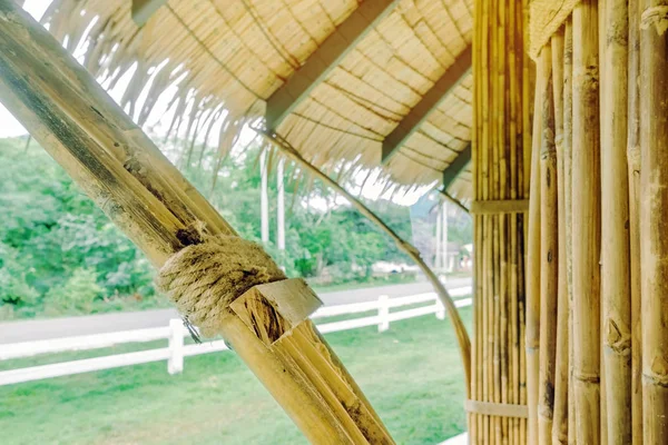 Birçok bambu ciltleri dinlenme yazlık için kutup olarak kullanılmak üzere kenevir halatları ile birlikte bağlanır.