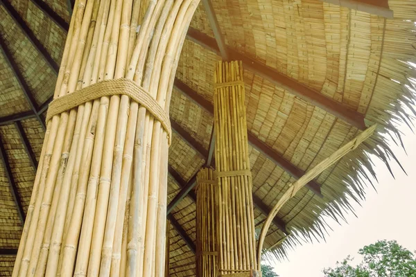 Birçok bambu ciltleri dinlenme yazlık için kutup olarak kullanılmak üzere kenevir halatları ile birlikte bağlanır.