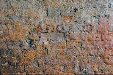 Antik tuğla duvar düzgünce düzenlenmiş ve hiçbir boşluk yoktu o kadar güçlü