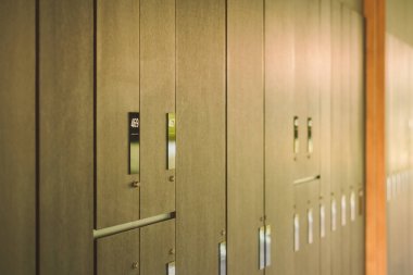 Müzik okullarında müzik aletleri saklamak için soyunma odası