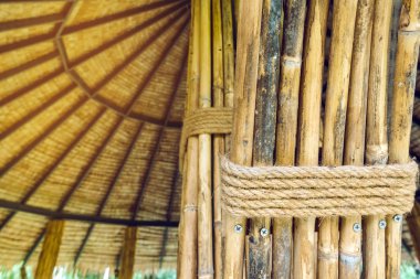 Birçok bambu ciltleri dinlenme yazlık için kutup olarak kullanılmak üzere kenevir halatları ile birlikte bağlanır. 