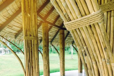 Birçok bambu ciltleri dinlenme yazlık için kutup olarak kullanılmak üzere kenevir halatları ile birlikte bağlanır. 