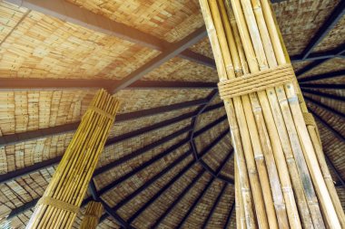 Birçok bambu ciltleri dinlenme yazlık için kutup olarak kullanılmak üzere kenevir halatları ile birlikte bağlanır. 