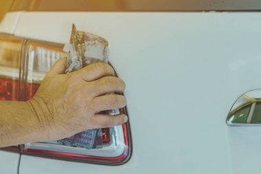 Erkek işçinin eline yakın arabanın cam kısmını temizlemek için ıslak gazete kullanın