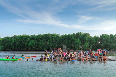 Chanthaburi, Tayland: 15 Nisan 2019 Tanımlanamayan turistler sallarda ve denizde kanoyla dinlenebilir