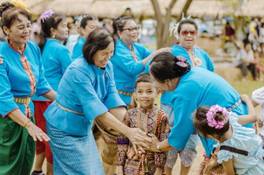 Kanchanaburi, Tayland - 12 Ağustos : Tay kültürleri çizgide son bir yakalamaya çalışarak 
