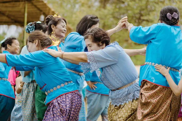 Kanchanaburi, Tayland - 12 Ağustos : Tay kültürleri çizgide son bir yakalamaya çalışarak 
