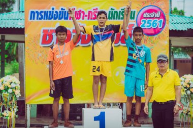 Kanchanaburi Tayland - 2 Ağustos : Okulun atletizm yarışma madalyası ödül töreni. 