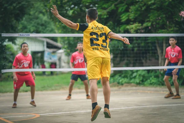 KANCHANABURI THAILAND - JULY 18: Anak-anak tak dikenal bermain permainan sepak bola tradisional Asia — Stok Foto