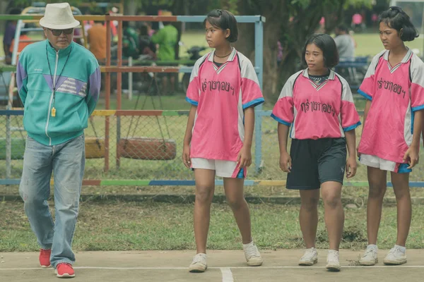 Kanchanaburi Tajlandia-18 lipca: niezidentyfikowanych kobiet studentów grać w siatkówkę na polu publicznym — Zdjęcie stockowe