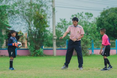 Kanchanaburi Tayland - 24 Temmuz : Gençlik futbol takımları arasında eğitim ve futbol maçı