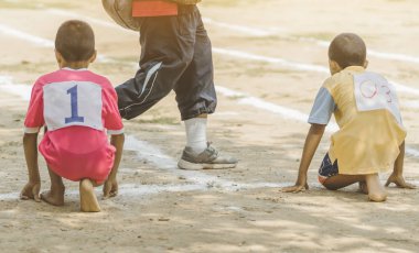 Öğrenciler okulda atletizm antrenmanında..