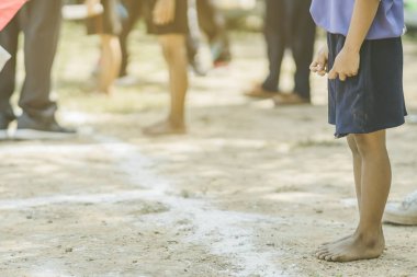 Öğrenciler okulda atletizm antrenmanında..