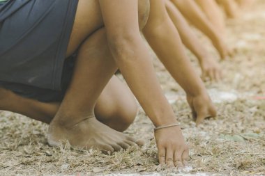 Öğrenciler okulda atletizm antrenmanında..