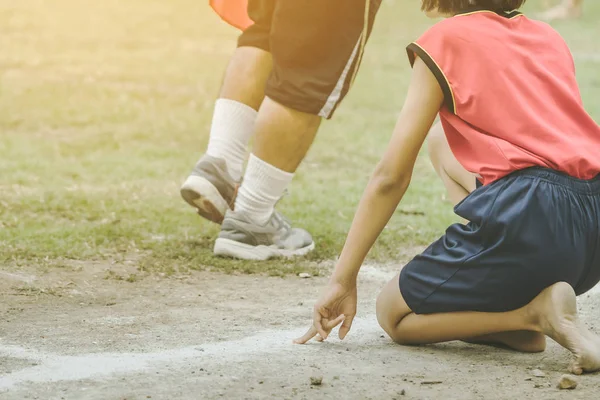 Alunos de treinamento de fitness para sprint em uma pista atlética na escola. — Fotografia de Stock