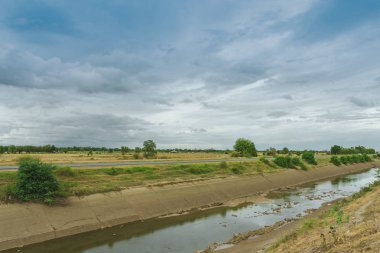 Beton duvarda sulama kanalı Rezervuardan çiftçinin tarım alanına su gönderme