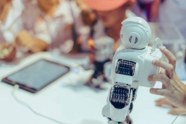 Öğrenciler robot kontrolünü ilkokul laboratuvarında test ediyorlar..