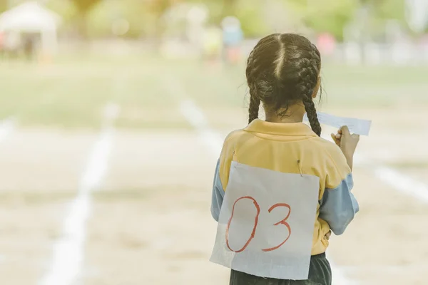 Alunos de treinamento de fitness para sprint em uma pista atlética na escola. — Fotografia de Stock