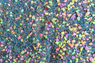 Çok renkli küçük çakıl arka plan ile üst görünümü. Bahçe dekorasyonu için çok renkli çakıl taşları.