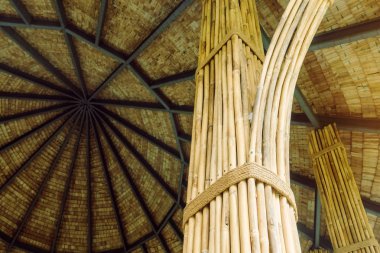 Birçok bambu bağı kenevir halatlarıyla birbirine bağlanır ve dinlenme kulübesi için sırık olarak kullanılır. Kenevir iplerine odaklan.