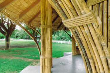 Birçok bambu bağı kenevir halatlarıyla birbirine bağlanır ve dinlenme kulübesi için sırık olarak kullanılır. Kenevir iplerine odaklan.