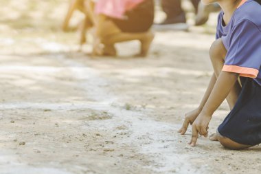 Öğrenciler okulda atletizm antrenmanında..