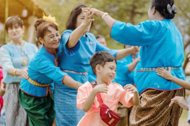 Kanchanaburi, Tayland - 12 Ağustos : Tay kültürleri sokak gösterisi hattında son bir yakalamaya çalışarak 