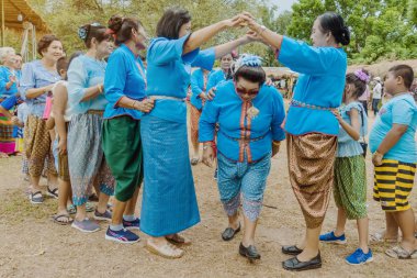 Kanchanaburi, Tayland - 12 Ağustos : Tay kültürleri sokak gösterisi hattında son bir yakalamaya çalışarak 