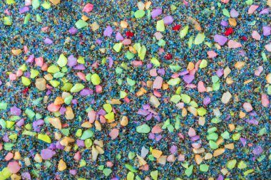Çok renkli küçük çakıl arka plan ile üst görünümü. Bahçe dekorasyonu için çok renkli çakıl taşları.