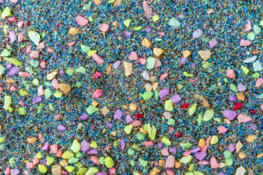 Çok renkli küçük çakıl arka plan ile üst görünümü. Bahçe dekorasyonu için çok renkli çakıl taşları.