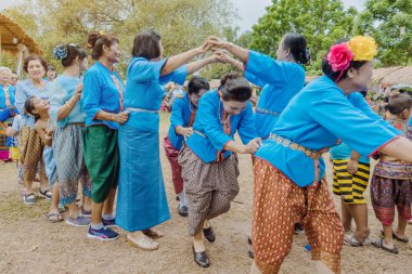 Kanchanaburi, Tayland - 12 Ağustos : Tay kültürleri çizgide son bir yakalamaya çalışarak 