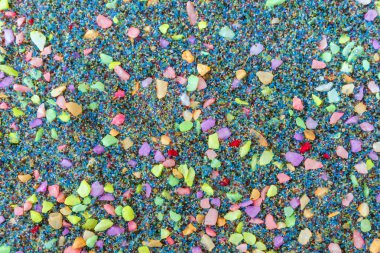 Çok renkli küçük çakıl arka plan ile üst görünümü. Bahçe dekorasyonu için çok renkli çakıl taşları.