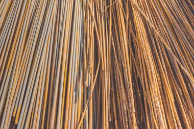 İnşaat alanında eski paslı çelik parmaklıkların yapı malzemelerinin arkaplan dokusu