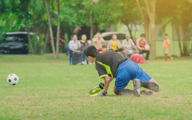 Okulda genç futbol takımları arasında eğitim ve futbol maçı