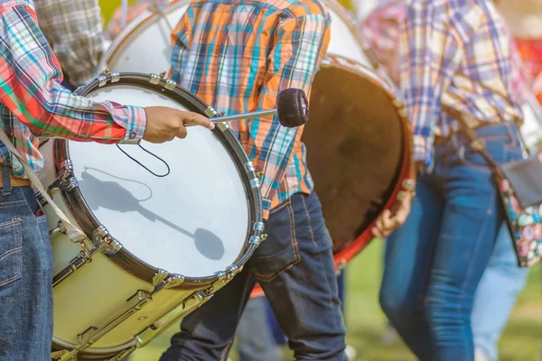 Басисты оркестра выступают на школьном параде — стоковое фото