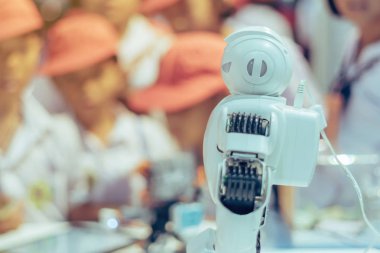 Öğrenciler robot kontrolünü ilkokul laboratuvarında test ediyorlar..