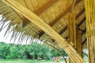 Birçok bambu ciltleri dinlenme yazlık için kutup olarak kullanılmak üzere kenevir halatları ile birlikte bağlanır