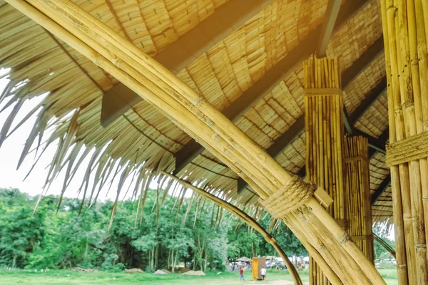 Birçok bambu ciltleri dinlenme yazlık için kutup olarak kullanılmak üzere kenevir halatları ile birlikte bağlanır