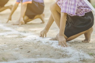 Öğrenciler okulda atletizm antrenmanında..