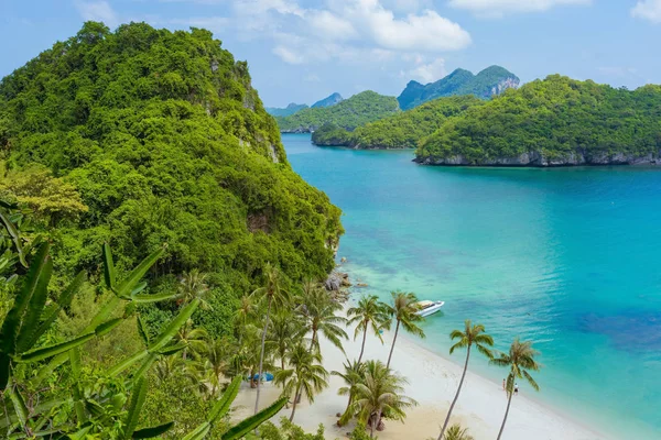 Hermoso paisaje en el punto de vista del Parque Nacional Marino Ang Thong cerca de Koh Samui en el Golfo de Tailandia, provincia de Surat Thani, Tailandia. — Foto de Stock