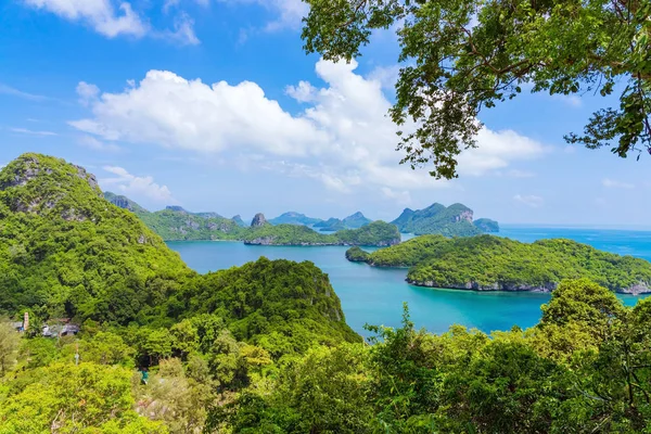 Hermoso paisaje en el punto de vista del Parque Nacional Marino Ang Thong cerca de Koh Samui en el Golfo de Tailandia, provincia de Surat Thani, Tailandia. — Foto de Stock