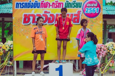 KANCHANABURI THAILAND - 2 AĞUSTOS: okulun atletizm yarışma madalyası ödül töreni. 2 Ağustos 2018 'de Kanchanaburi, Tayland' daki WatNongsua Okulu 'nda.
